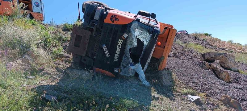 Kars’ta kamyon devrildi: 1 ölü
