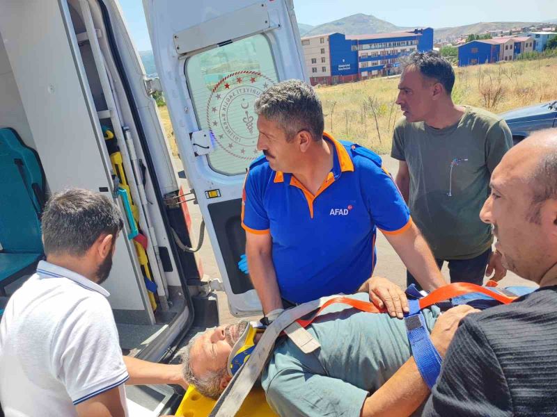 Tırla kamyonet çarpıştı: 3 yaralı
