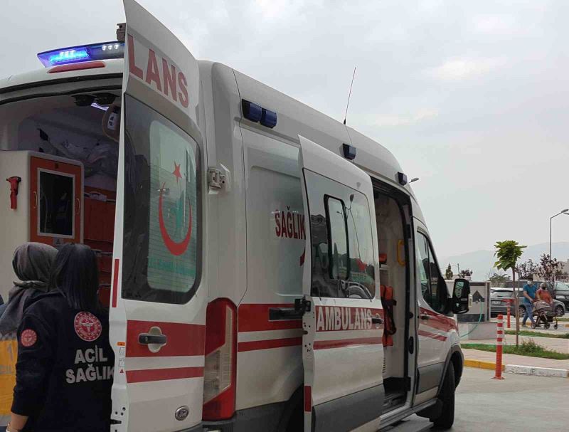 Karayolunda banket çalışması yapan işçiye otomobil çarptı
