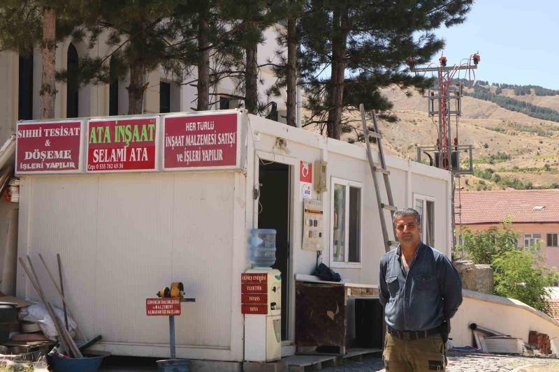 Deprem sonrası çok sevdiği ilçeyi terk etmedi, 3 yıldır konteynerde hizmet veriyor

