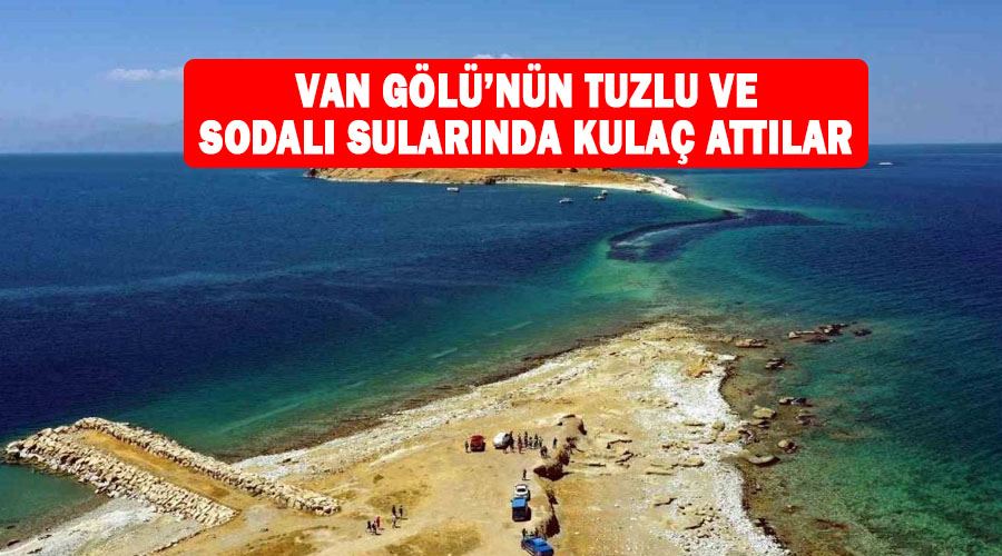 Van Gölü’nün tuzlu ve sodalı sularında kulaç attılar