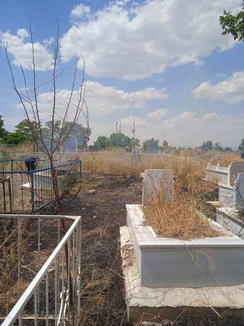 Ağrı’da mezar yangını
