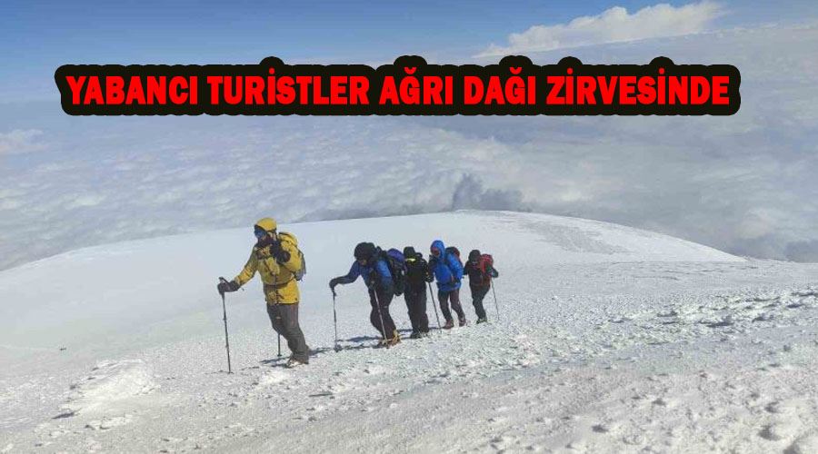 Yabancı turistler Ağrı Dağı zirvesinde