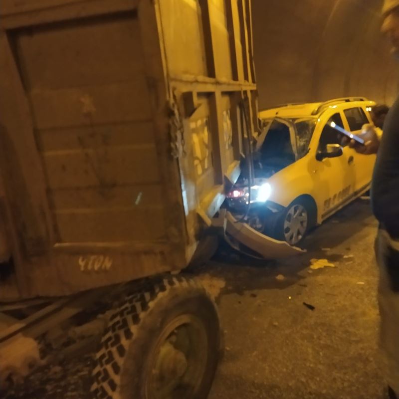 Bitlis’te taksi ile traktör çarpıştı: 2 yaralı
