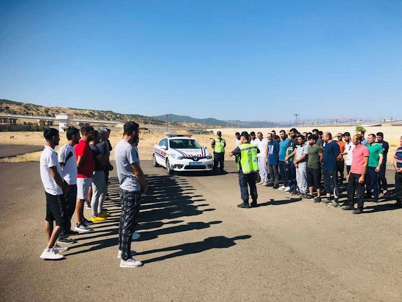 Bingöl’de jandarma trafik kuralları hakkında vatandaşları bilgilendirdi
