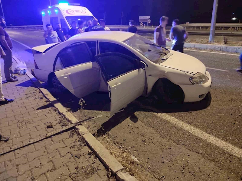 Elazığ’da otomobil kaldırıma çarptı: 3 yaralı
