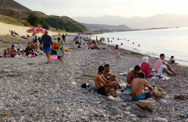 Sıcaktan bunalan vatandaşlar Van Gölü’ne akın etti
