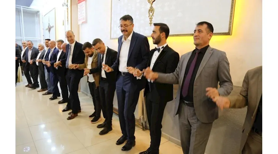 Hakkari’de 3 bin kişinin katıldığı düğünde Vali Çelik de halay çekti