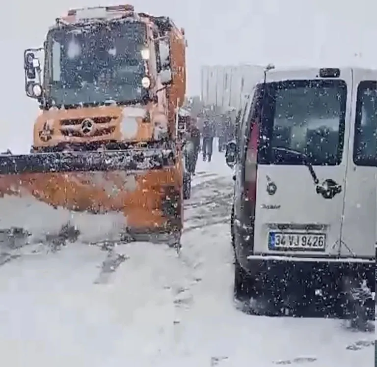 Yüksekova-Şemdinli kara yolunda çok sayıda araç mahsur kaldı