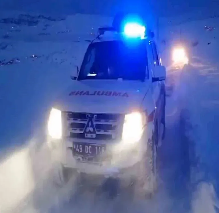 Muş’ta sağlık çalışanları yolu kapanan köylerdeki hastalar için seferber oldu