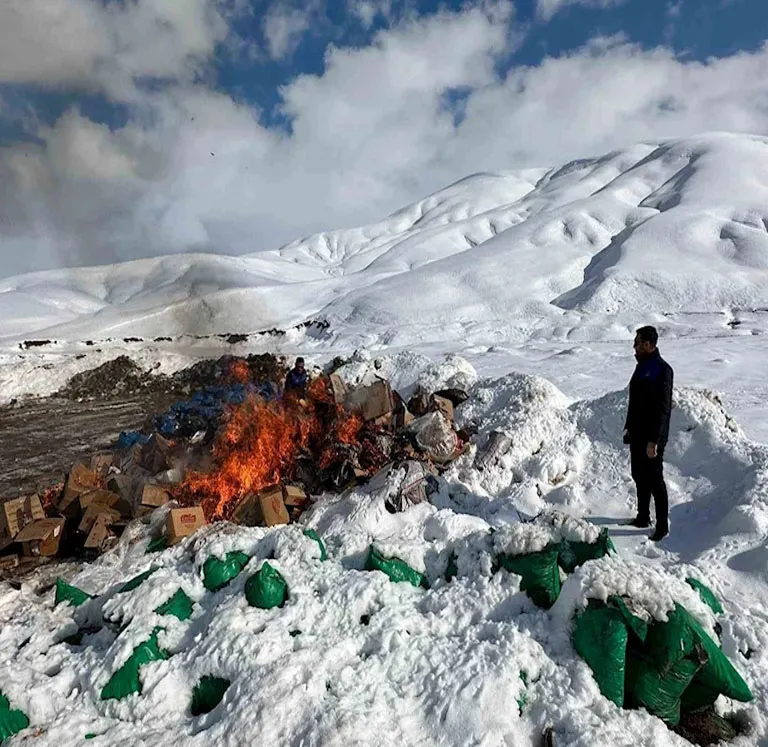 Yüksekova’da tarihi geçmiş bir kamyon gıda imha edildi