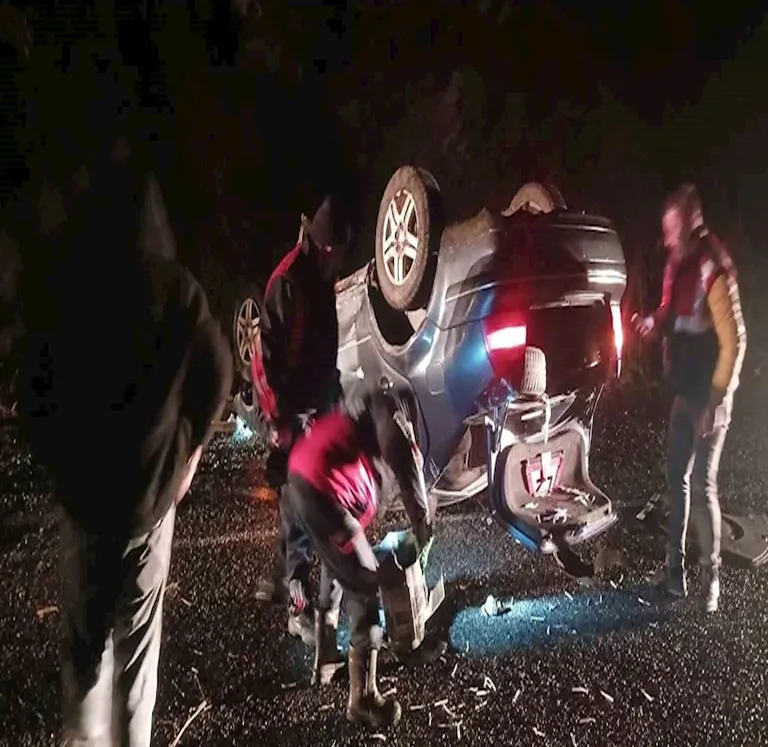 Hakkari’de kontrolden çıkan otomobil takla attı: 3 yaralı