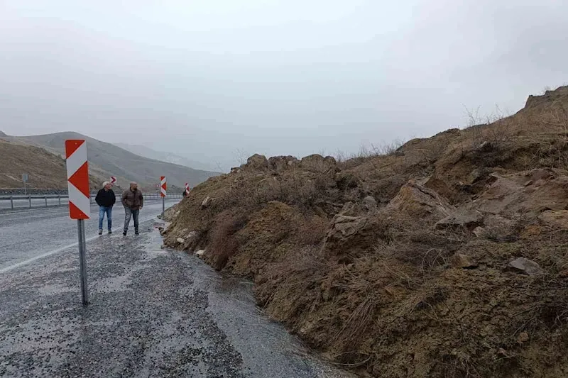 Muş-Erzurum karayolunda heyelan meydana geldi