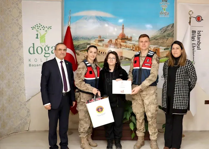 Ağrı’da resim yarışmasında dereceye giren öğrencilere ödülleri verildi