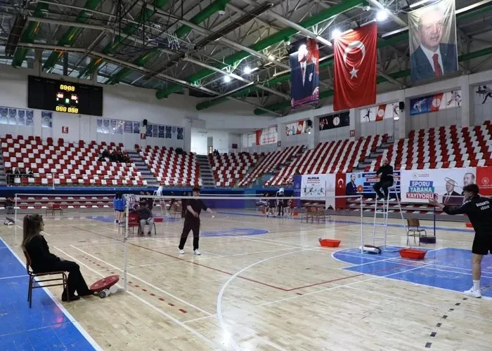 Ağrı’da Gençler Badminton Grup müsabakaları başladı