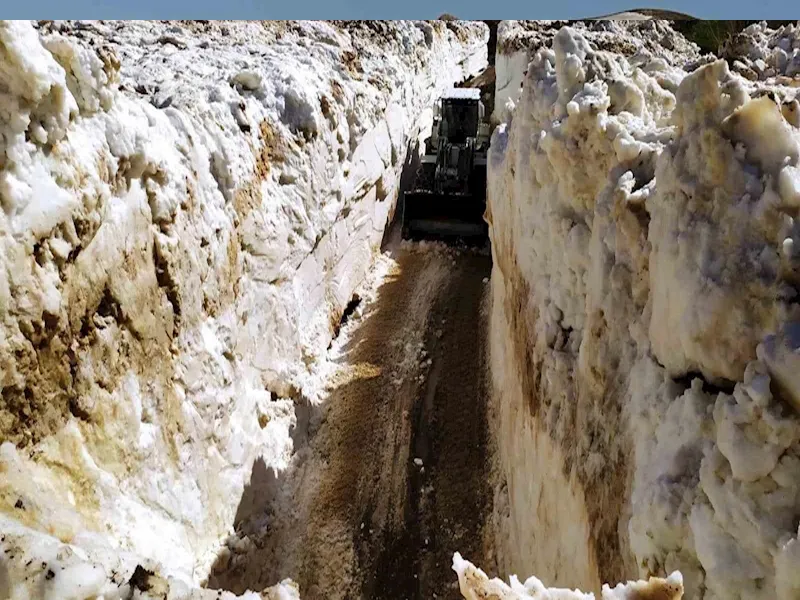 Yüksekova’da 5 metreyi bulan karda yol açma çalışması