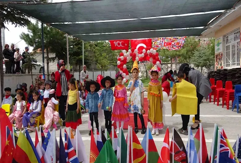 Bitlis’te 120 öğrenci 32 ülkenin kostümleriyle defile yaptı