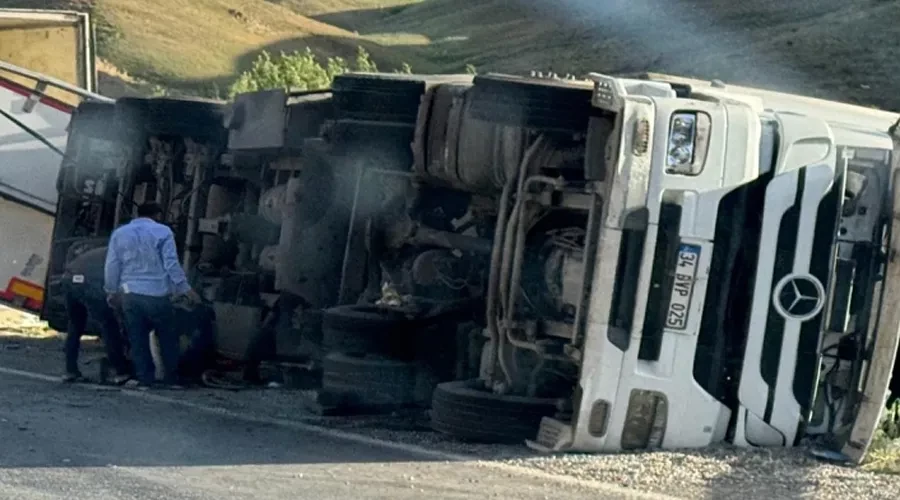 TIR, Hoşab Virajını Alamadı: Başkale Yolunda Dev Kaza!
