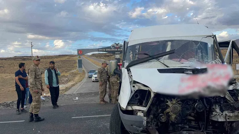 Van’da okul servisiyle tır çarpıştı: 15 yaralı