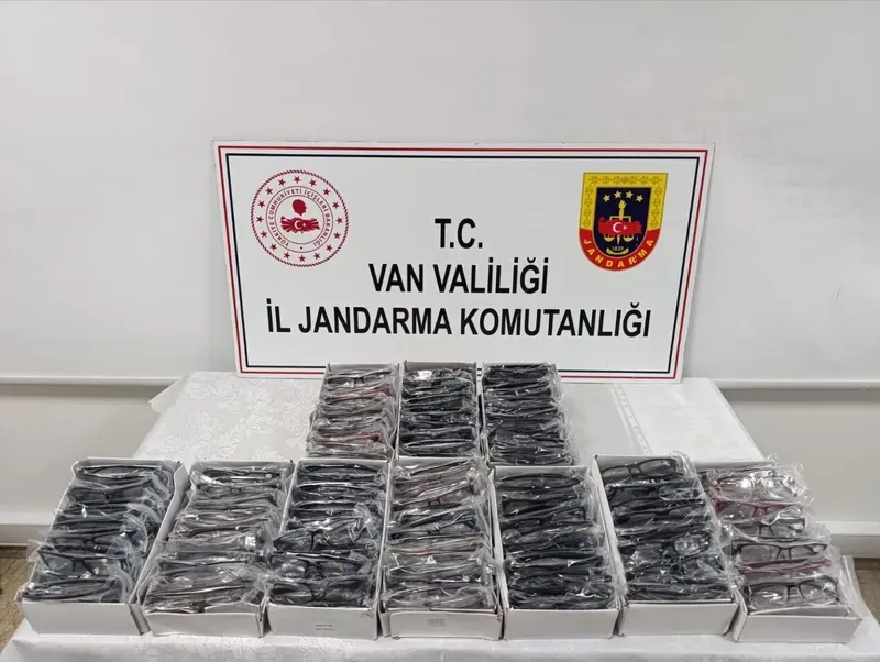 Van’da 150 bin lira değerinde kaçak 250 adet gözlük ele geçirildi