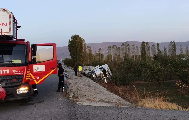 Van’da tır şarampole yuvarlandı: 1 yaralı