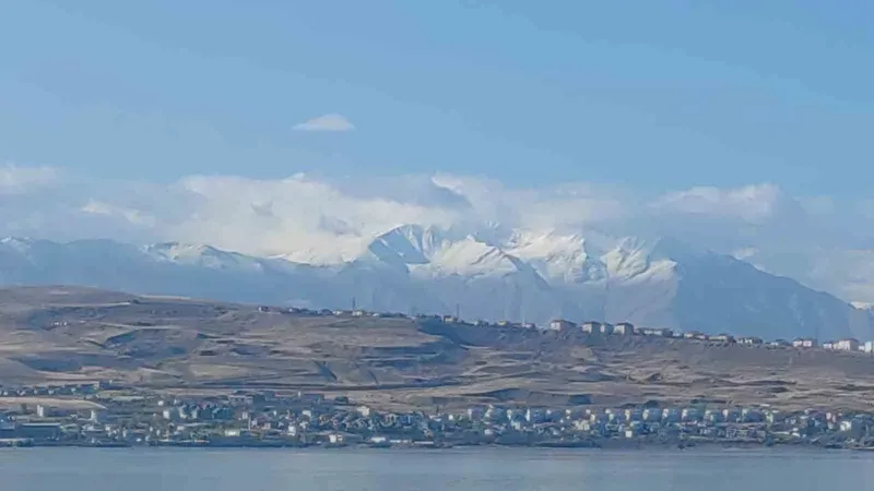 Van’ı çevreleyen dağların zirvesi beyaza büründü