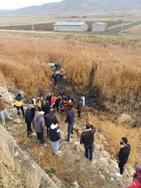 Van’da araç bataklığa uçtu: 5 yaralı