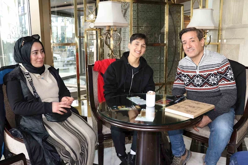 Gündüz yeşil sahalarda, akşamları düğünlerde sahne alıyor