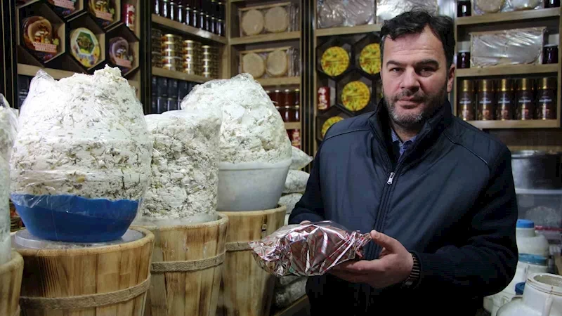 Vanlılar bayramda sevdiklerine otlu peynir götürüyor