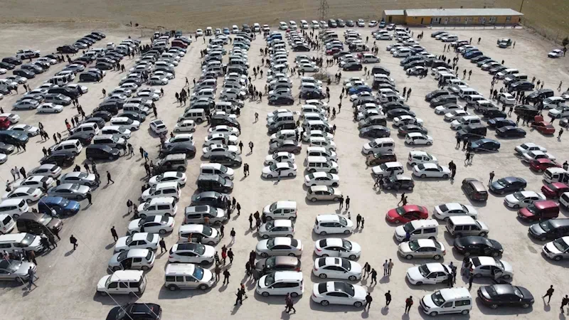 Van açık oto pazarında bayram öncesi yoğun ilgi gördü