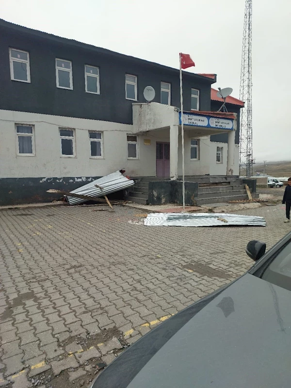 Özalp’te fırtına hasara neden oldu