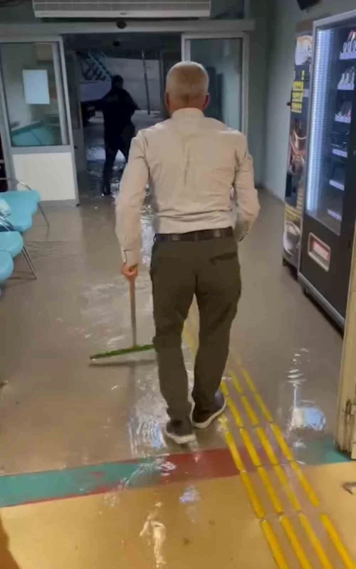 Şemdinli’de sağanak etkili oldu, hastaneyi su bastı