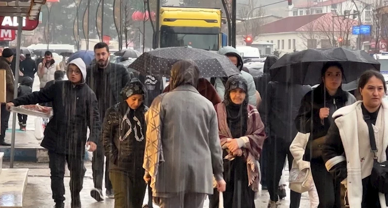 Yüksekova’da sağanak yağış etkili oldu