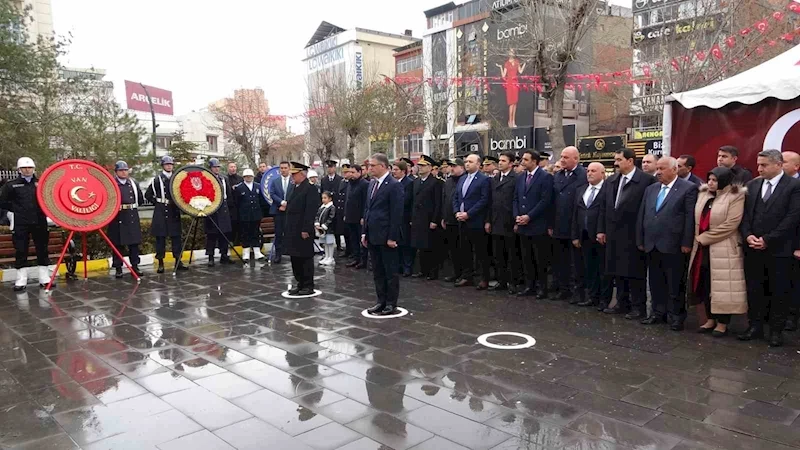 Van’ın düşman işgalinden kurtuluşu sağanak yağmura rağmen coşkuyla kutlandı
