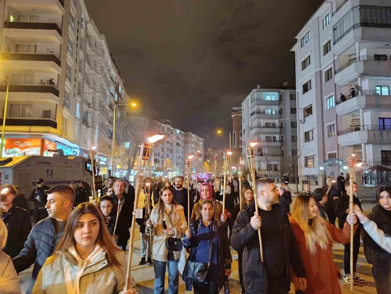 Van’ın kurtuluş yıl dönümünde fener alayı düzenlendi