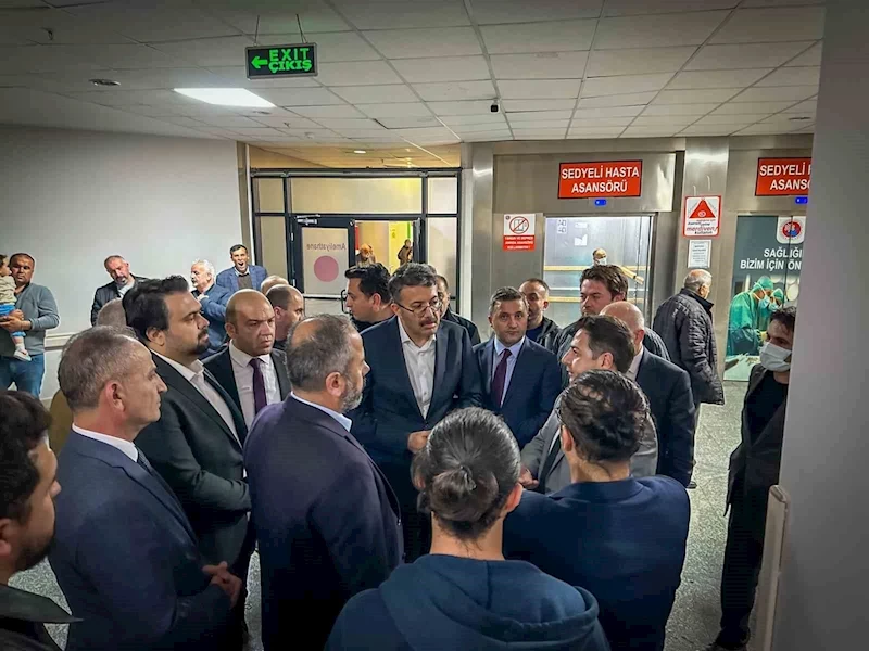 Hakkari Valisi Çelik trafik kazasında yaralanan vatandaşları ziyaret etti