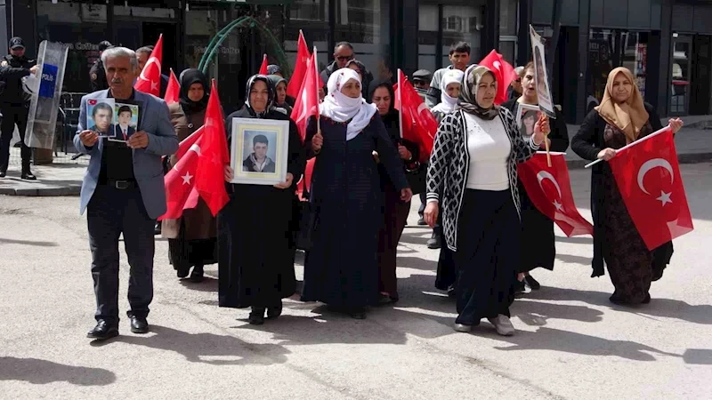 Vanlı Annelerin DEM Parti Önündeki Evlat Nöbeti 99