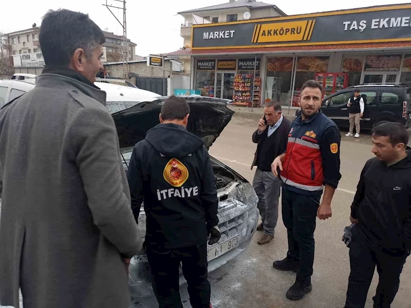 Van’da seyir halindeki aracın motoru yandı