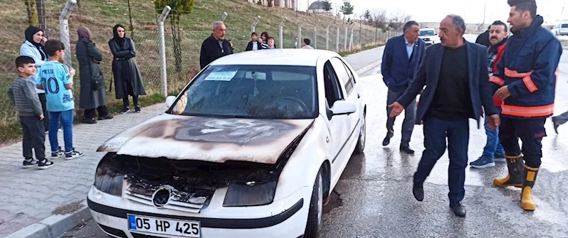 Van’da seyir halindeki otomobilin motoru yandı