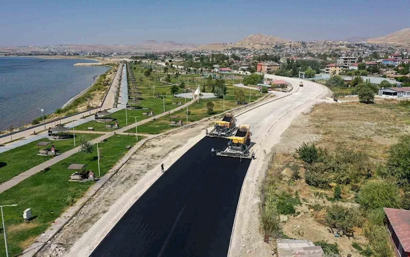 Van Gölü gerdanlığı sahil yolunda 3. etap çalışmaları devam ediyor