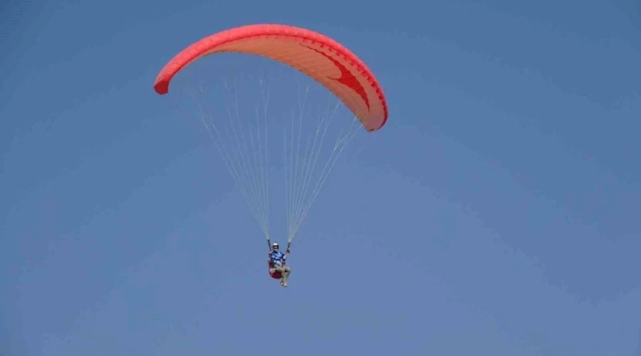 Van Gölü semalarında yamaç paraşütü heyecanı yaşandı