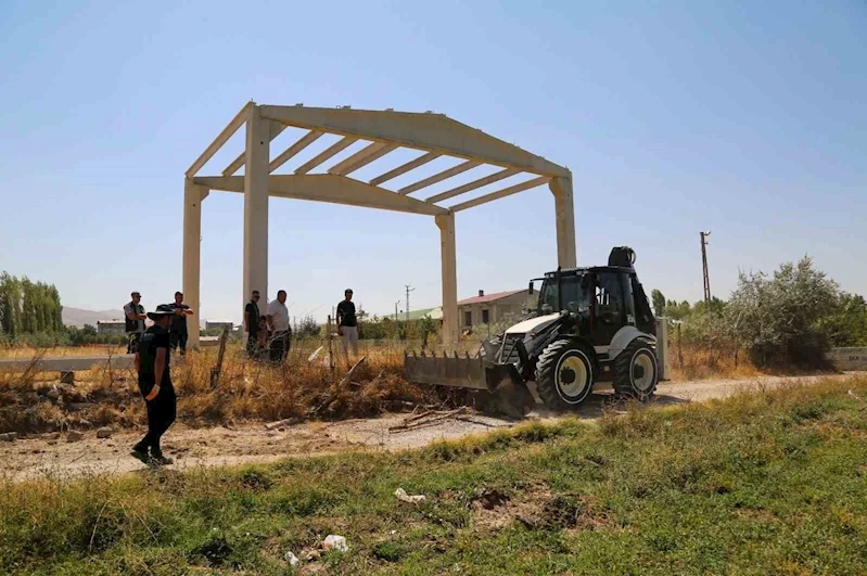 Van’da kamu alanlarını işgal eden yapıları kaldırıyor