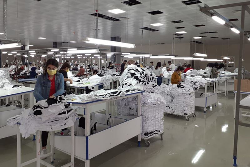Gürpınar’da açılan tekstil fabrikası yüzlerce insanın ekmek kapısı oldu