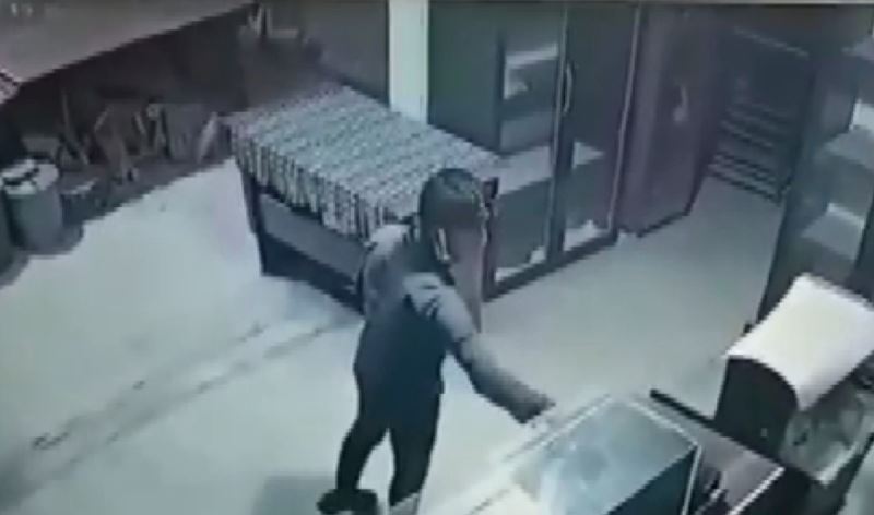 Fırındaki yardım kumbarasını çaldı