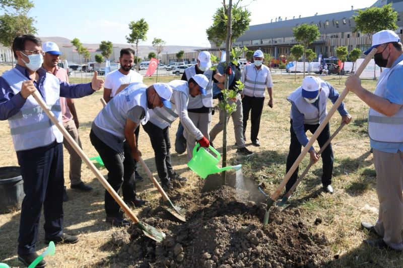 Kent Ormanı’nda fidanlar toprakla buluşturuldu