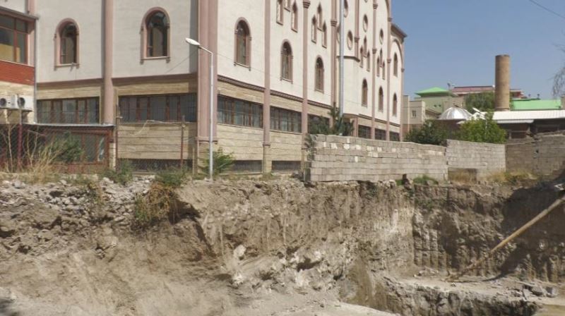 Cami, beton yığınlarının içinde boğulmasın