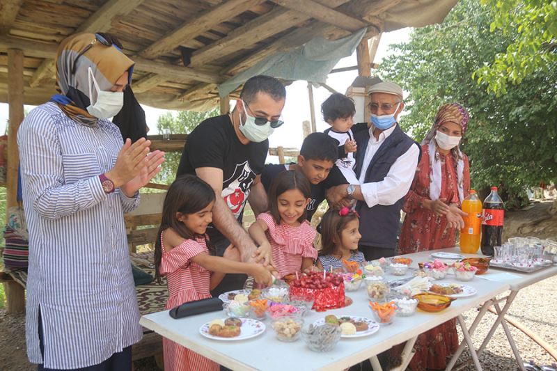 Hayata dönen anne ve bebeğine birinci yıl sürprizi