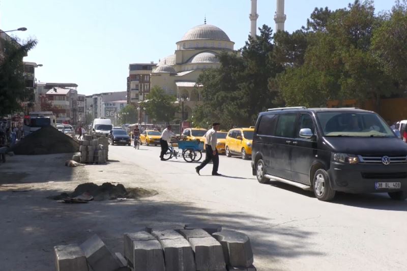 Yol yenileme çalışmaları Sıhke Caddesi’nde trafiği felç etti