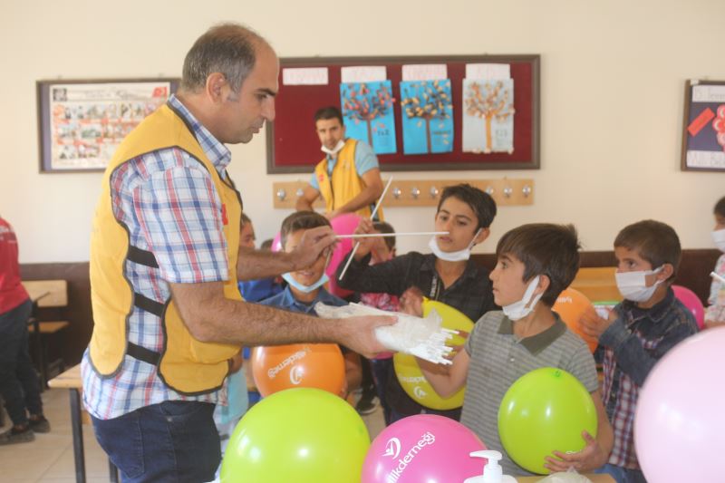 Van’da köy okulunda okuyan çocuklar için kolları sıvadılar