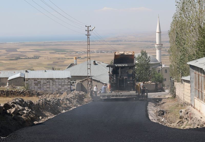 Van Büyükşehir Belediyesi, Muradiye ilçesine bağlı Beydağı Mahalle yolunu asfaltla buluşturdu.